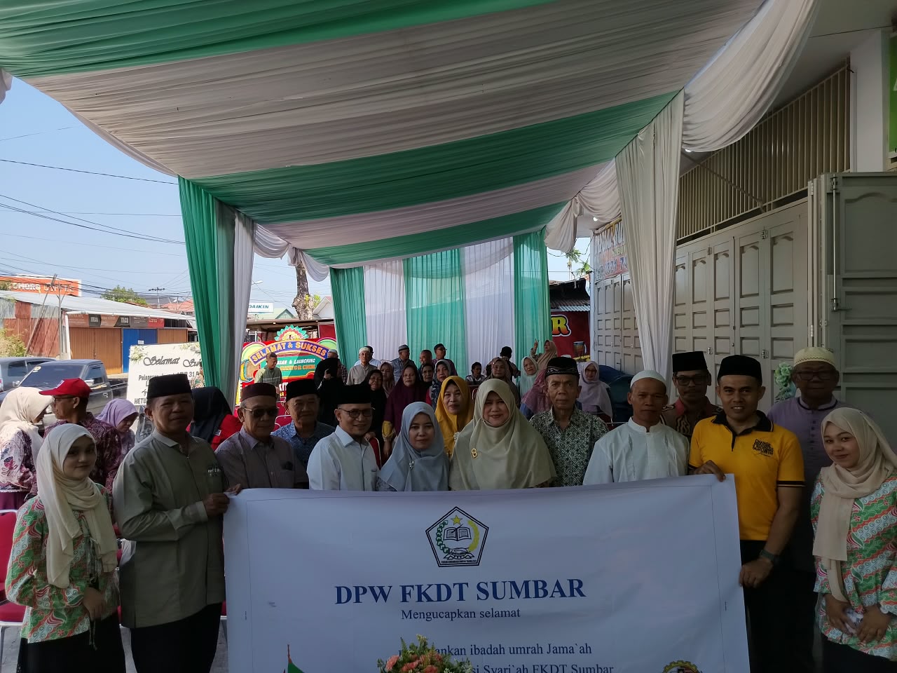 Momen penuh haru dan kebahagiaan dalam pelepasan jamaah umrah Cahaya Madinah Mandiri (CMM) untuk keberangkatan 31 Agustus – 11 September 2026.  Dengan doa dan harapan terbaik, semoga seluruh jamaah diberikan kesehatan, kelancaran perjalanan, kemudahan dal