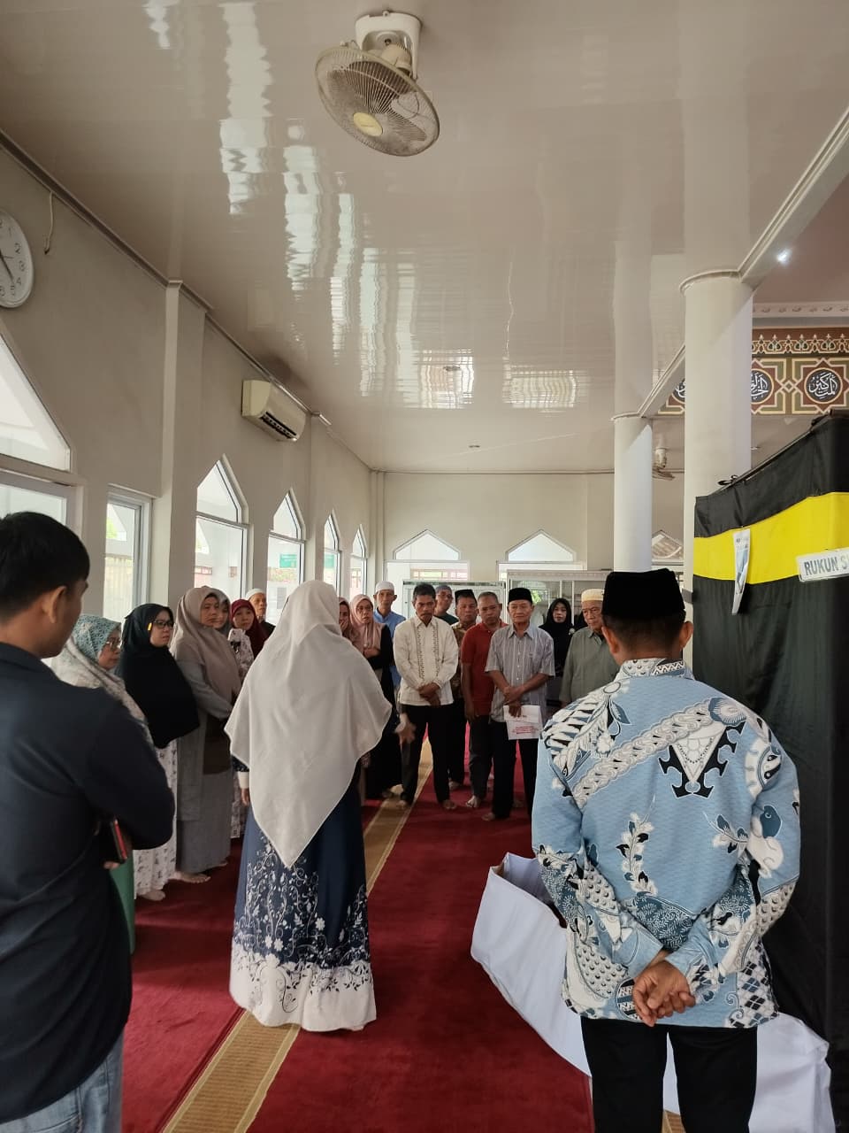 Alhamdulillah, jamaah CMM keberangkatan 31 Agustus – 11 September 2026 melaksanakan praktik tawaf di Masjid An-Nur sebagai bagian dari persiapan manasik umrah. Dengan bimbingan yang tepat, jamaah diharapkan semakin memahami tata cara ibadah tawaf dan siap